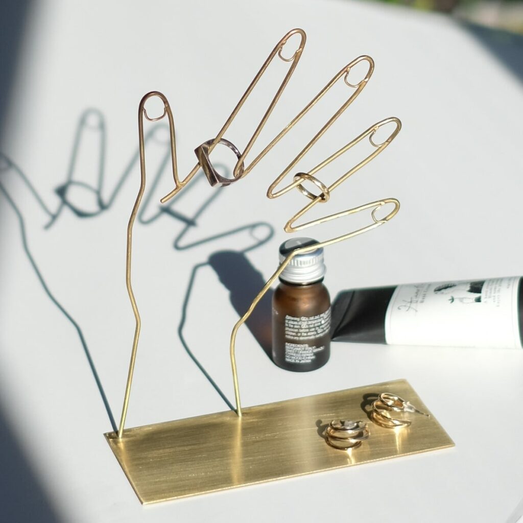 TELA Accessory Holder Gallery Kiss